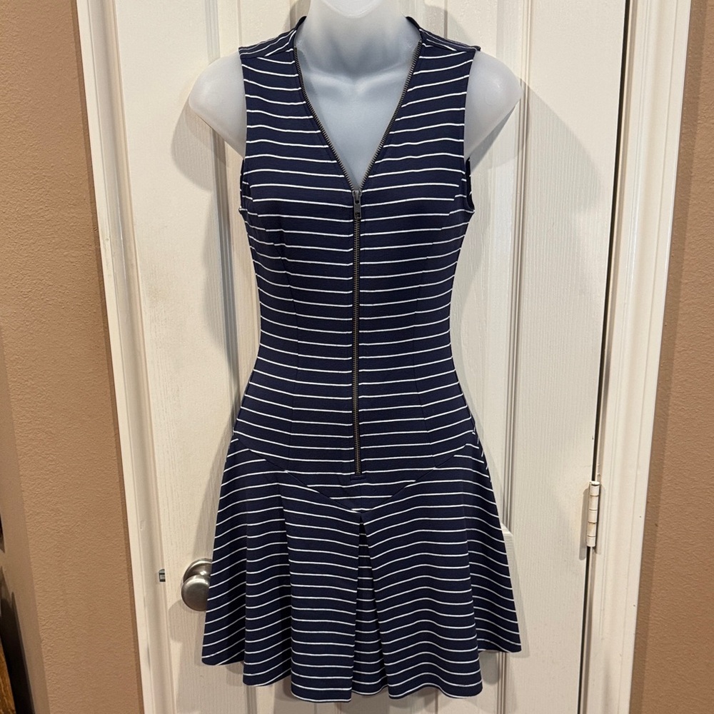 Sleeveless Zip-Front Fit and Flair dress. Sz Small